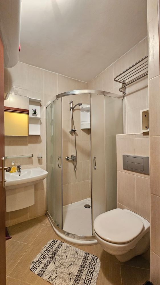 Útulný a stylově zařízený apartmán s jednou ložnicí a částečným výhledem na moře