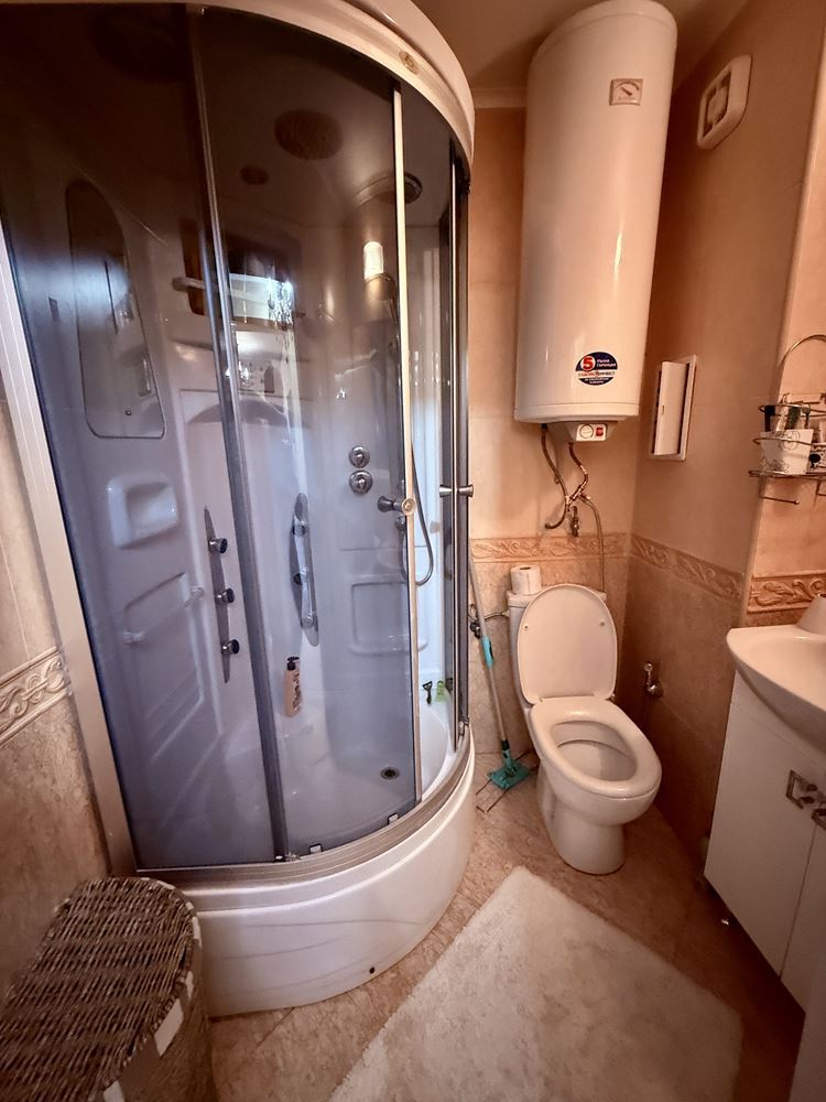 Apartmán v první linii ve Sveti Vlas – stylová nemovitost u pláže a jachetního přístavu „Marina Dinevi“