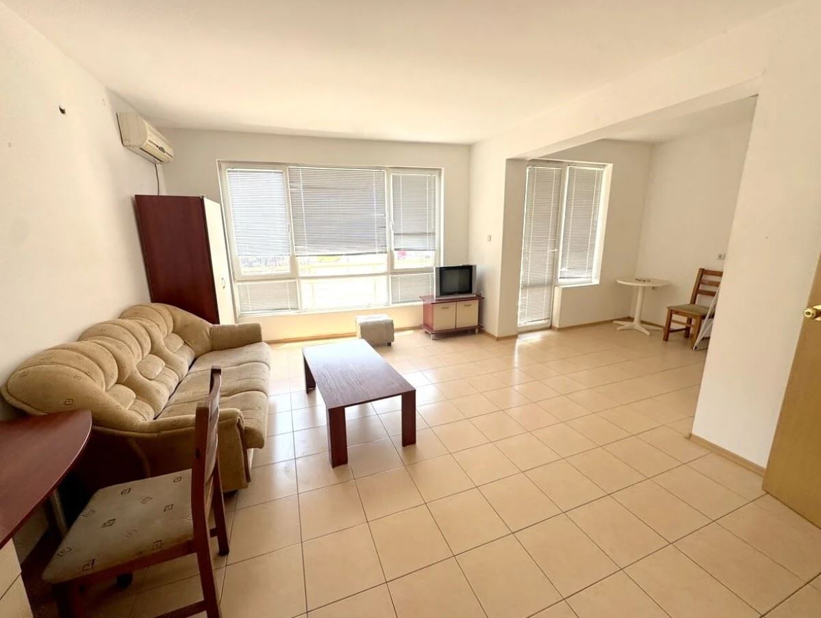 Apartmán s jednou ložnicí 300 metrů od pláže v Slunečném pobřeží – skvělá příležitost k rekonstrukci a investici