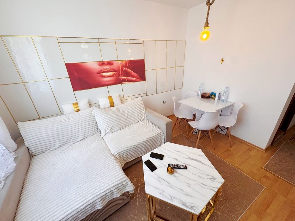 Stylový plně zařízený třípokojový apartmán ve Slunečném pobřeží v komplexu s výborným vybavením