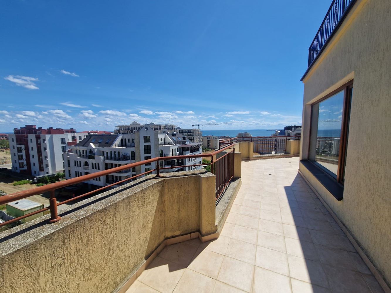 Panoramatické studio s výhledem na moře a hory ve městě Sveti Vlas – luxusní komplex s bazénem, wellness centrem a parkovištěm