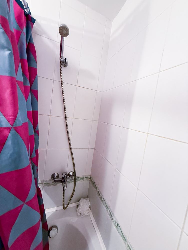Prostorný byt s jednou ložnicí, soukromou zahrádkou a velkou verandou v komplexu u Aheloje