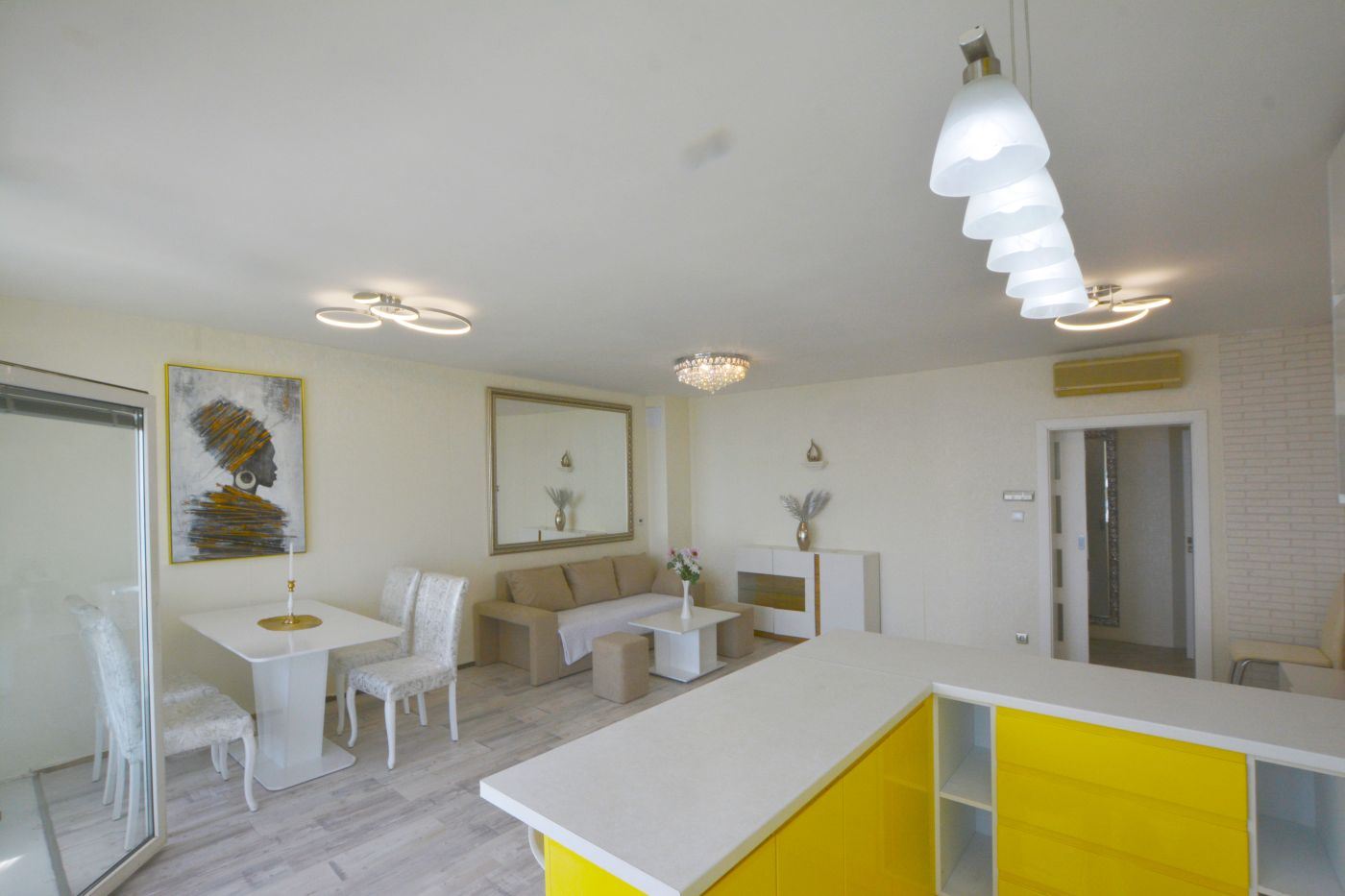 Luxusní třípokojový apartmán s výhledem na moře na první linii v Ravdě – 114 m², dvě terasy a maximální komfort