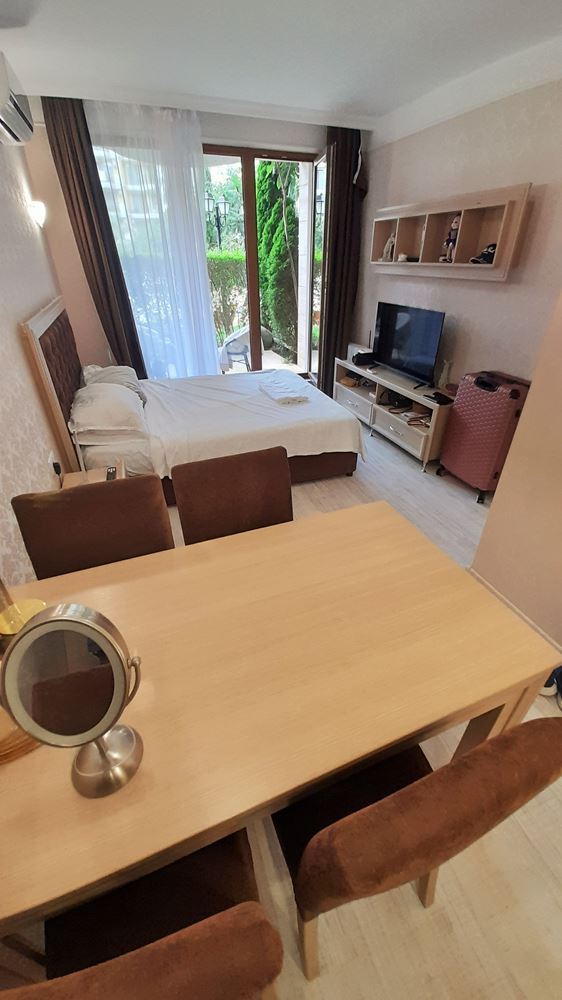 Luxusní studio v přízemí prestižního komplexu na Slunečném pobřeží – komfort, vybavení a vynikající investice