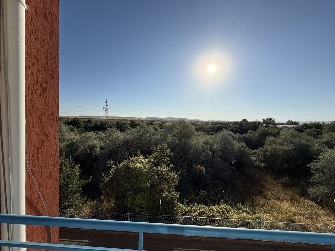 Byt s jednou ložnicí a terasou v Slunečném Pobřeží – komfort a celoroční bezpečí