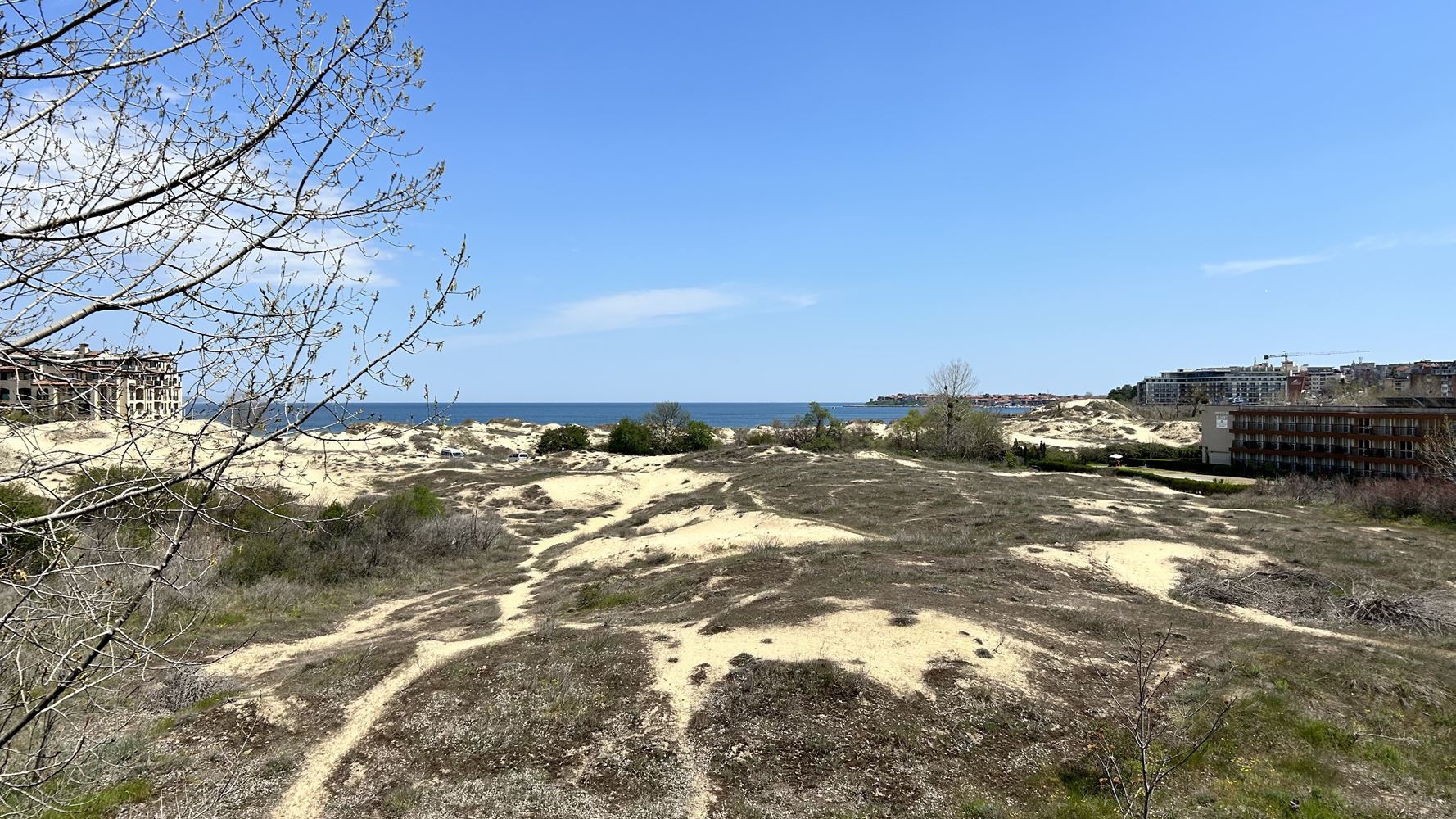 Luxusní byt se dvěma ložnicemi v první linii u moře na Slunečném pobřeží – panoramatický výhled na moře a prestižní lokalita