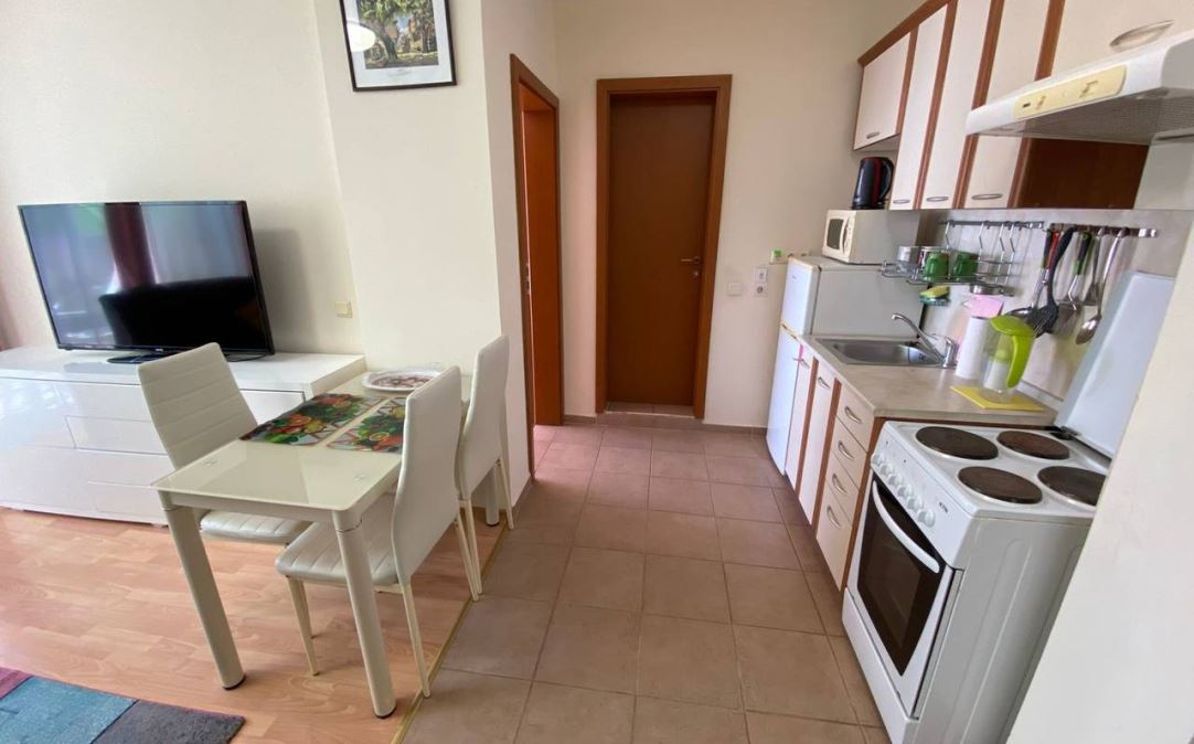 Prostorný apartmán s jednou ložnicí v moderním komplexu na Slunečném pobřeží – komfort, zeleň a vybavení pro obyvatele