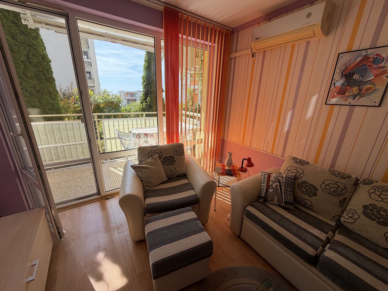 Apartmán s jednou ložnicí, prostornou terasou a výhledem na moře ve Sveti Vlas – 300 metrů od pláže
