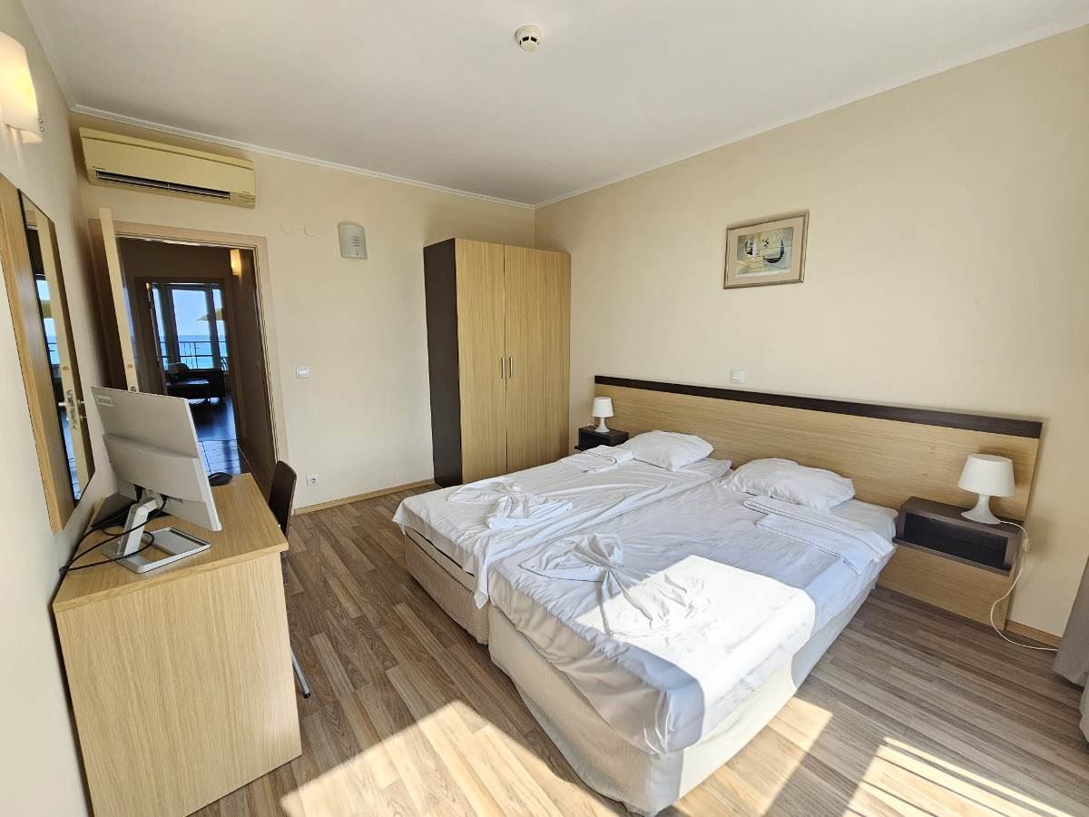 Luxusní apartmán se třemi ložnicemi na první linii u moře v Obzoru – panoramatický výhled na moře a hory