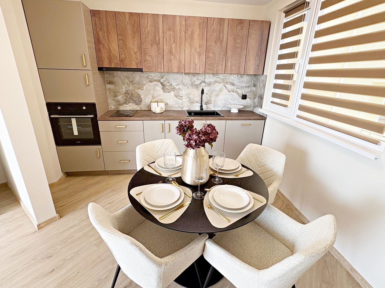 Dvě nezávislé bytové jednotky s výhledem na moře v centru Sveti Vlas – designový interiér a vlastní parkovací místo