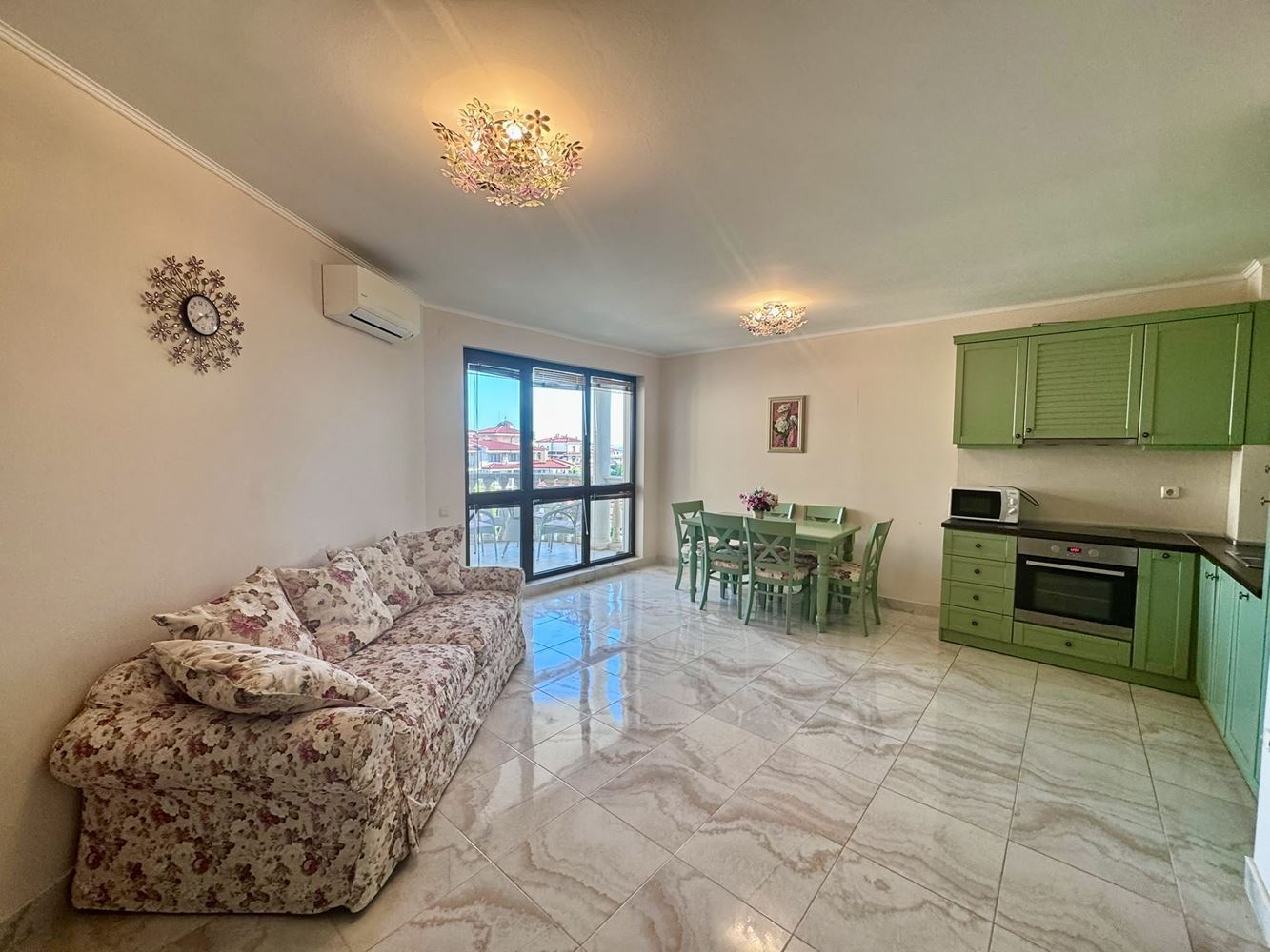 Prostorný třípokojový apartmán s panoramatickým výhledem na moře v prestižním komplexu v Nesebaru – komfort, prostor a působivé výhledy