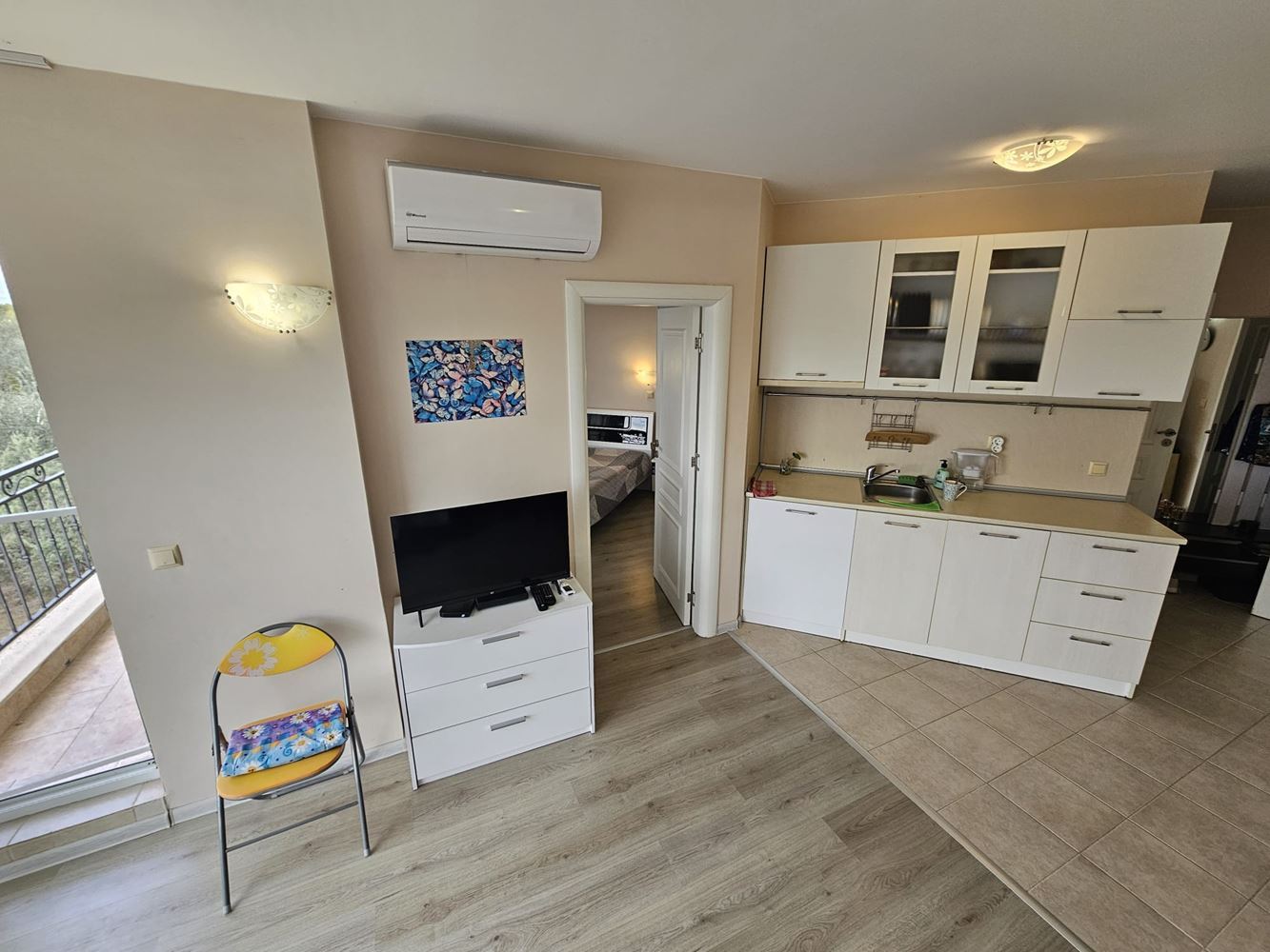 Apartmán s jednou ložnicí uprostřed zeleně v komplexu s bazénem a dětským hřištěm