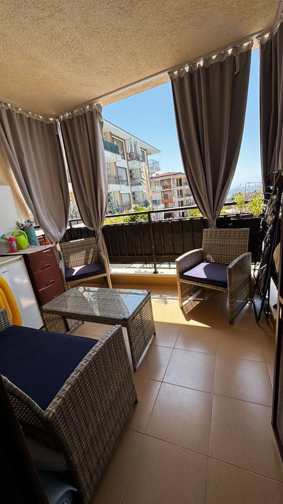 Byt s jednou ložnicí v prestižním komplexu s výhledem na moře a zeleň