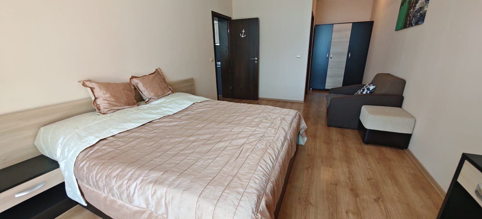 Skvělá příležitost ve Sveti Vlas – zařízený prostorný apartmán s jednou ložnicí blízko pláže