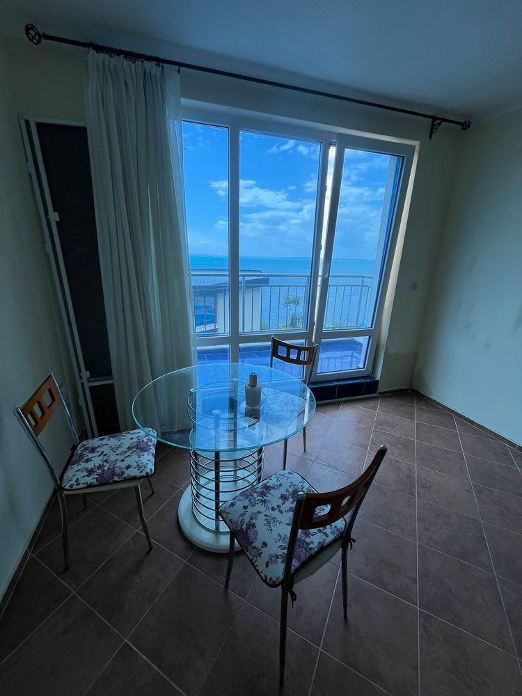 Apartmán se dvěma ložnicemi v první linii v Pomorie s působivým panoramatickým výhledem na moře