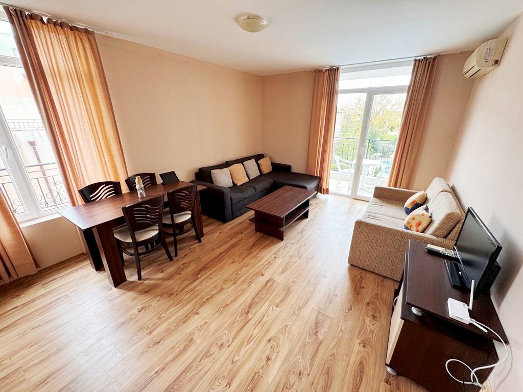 Dvoupokojový apartmán s výhledem na bazén v prestižním komplexu ve Slunečném pobřeží
