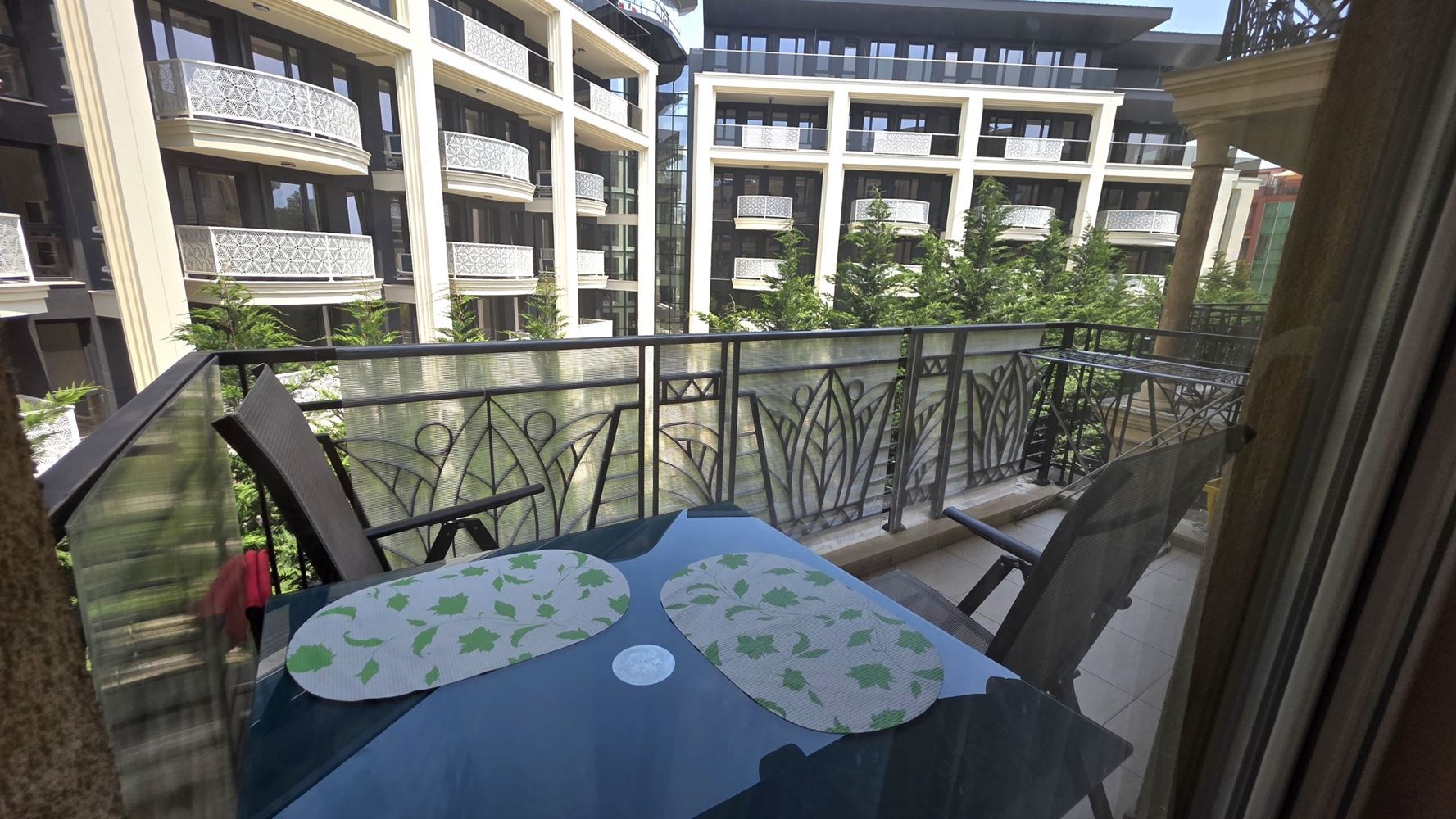 Apartmán s jednou ložnicí obklopený zelení a komfortem na Slunečném pobřeží – skvělá investice a útulný rekreační domov