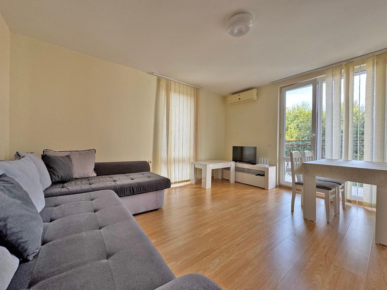 Připraveno k nastěhování! Dvoupokojový byt v atraktivním komplexu ve Sveti Vlasu  