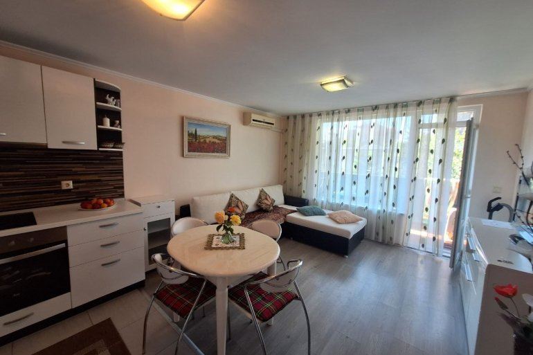 Útulný apartmán s jednou ložnicí 200 metrů od pláže v Ravdě – komfort a klid ve skvělé nemovitosti u moře