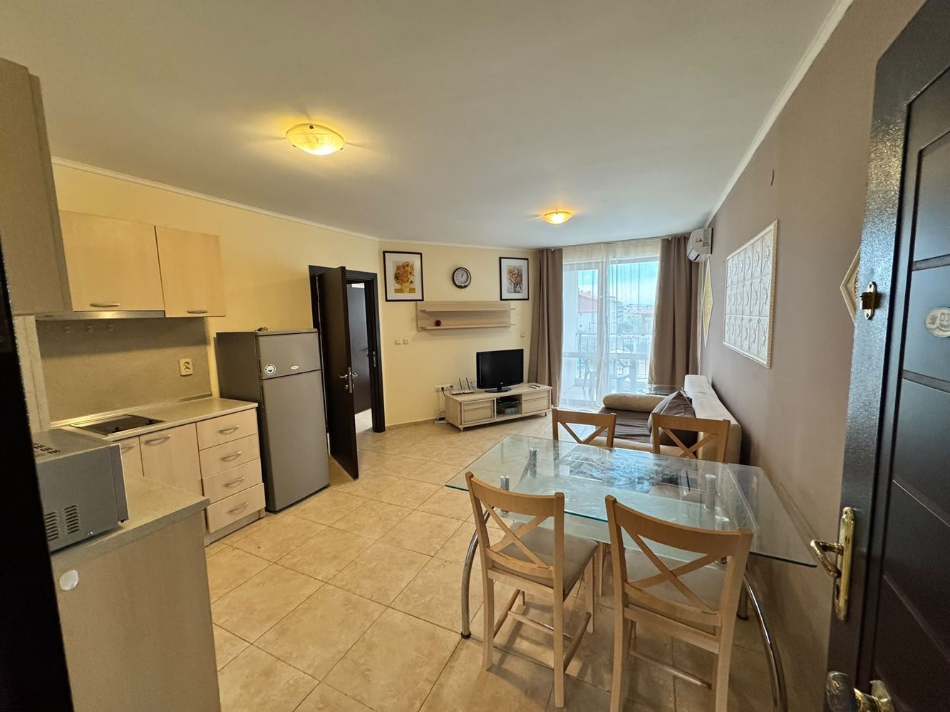 Apartmán s jednou ložnicí a výhledem na bazén v Nesebaru – komfort, moře a vynikající podmínky pro dovolenou a investici
