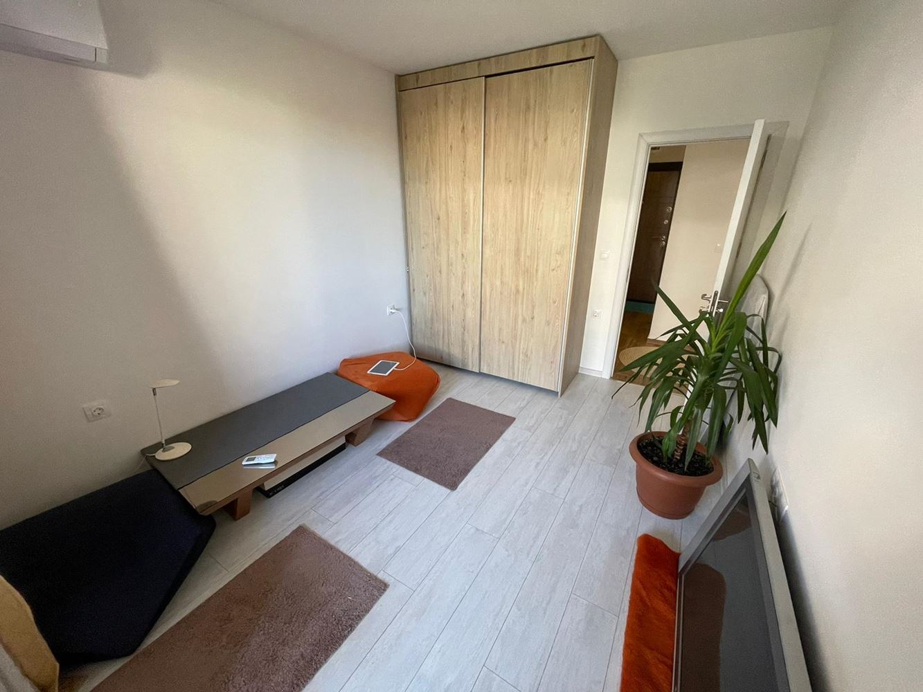 Zařízený apartmán s jednou ložnicí bez poplatku za údržbu v Sarafovu