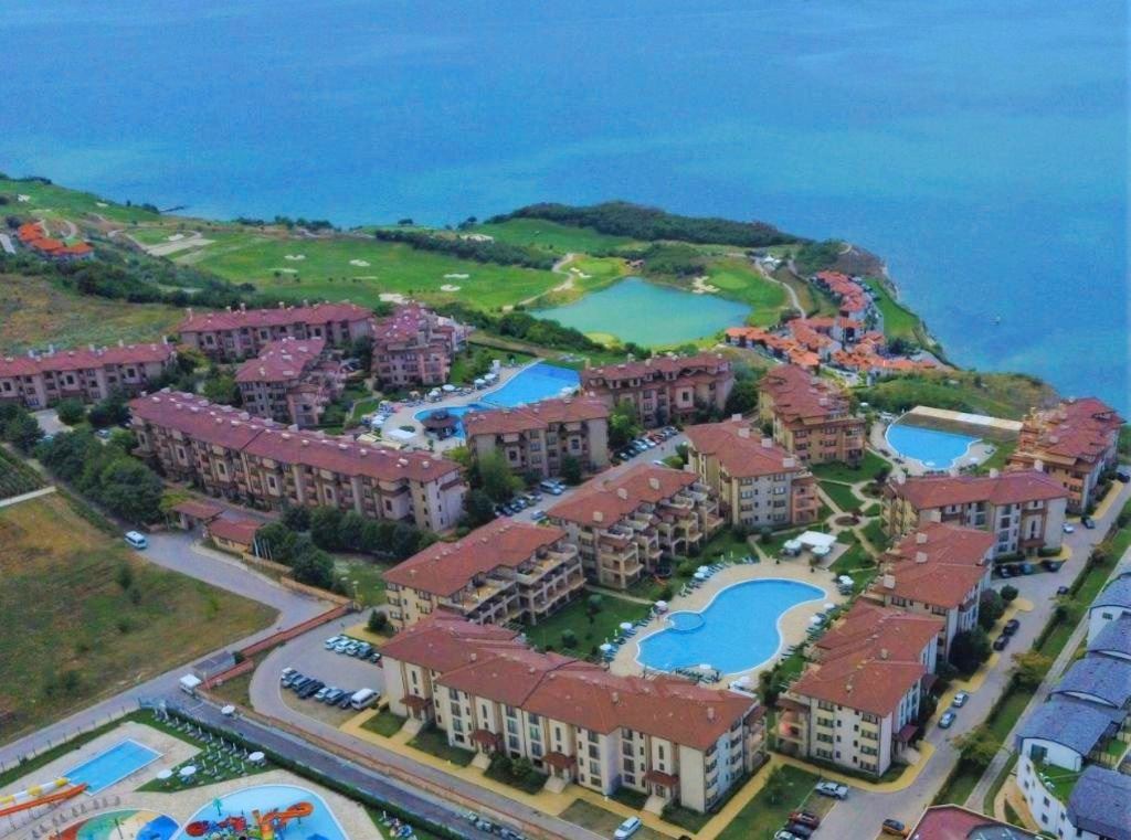 Prostorný zařízený apartmán se dvěma ložnicemi a výhledem na moře u Balčiku – komfort uprostřed přírody a Golfové riviéry