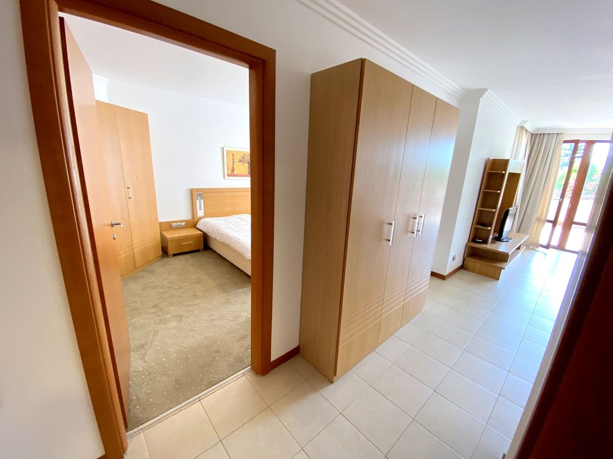 Dvoupokojový byt (s jednou ložnicí) v první linii u moře v Ravda – luxus, příroda a výhled na bazén