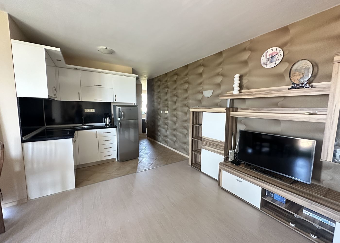 Prostorný apartmán s jednou ložnicí a panoramatickým výhledem na moře v Černomorci – připravený domov u moře