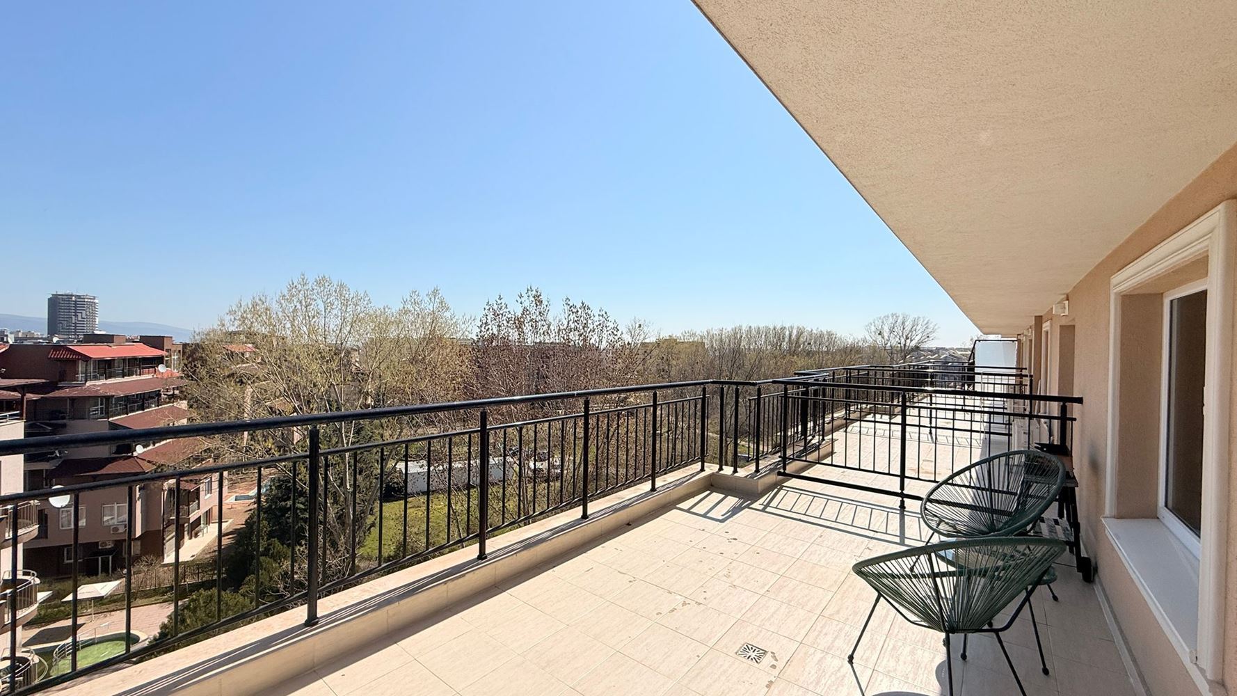 Luxusní mezonet se třemi ložnicemi v srdci Slunečného Pobřeží – prostor, styl a komfort na dvou úrovních