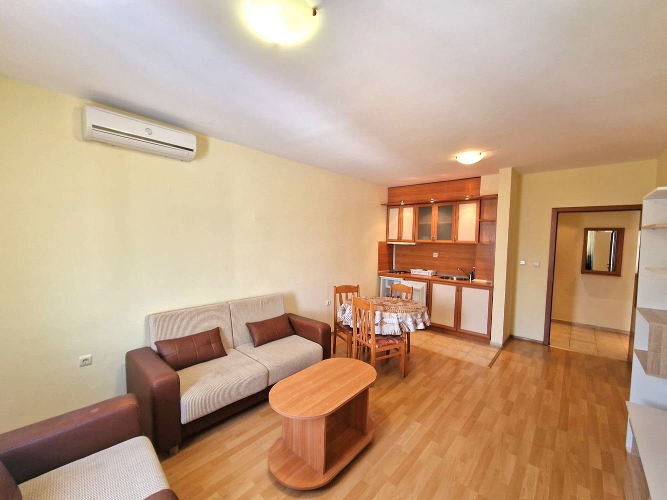 Světlý apartmán s jednou ložnicí v Nesebaru – bez poplatku za údržbu, s Aktem 16 a skvělou lokalitou