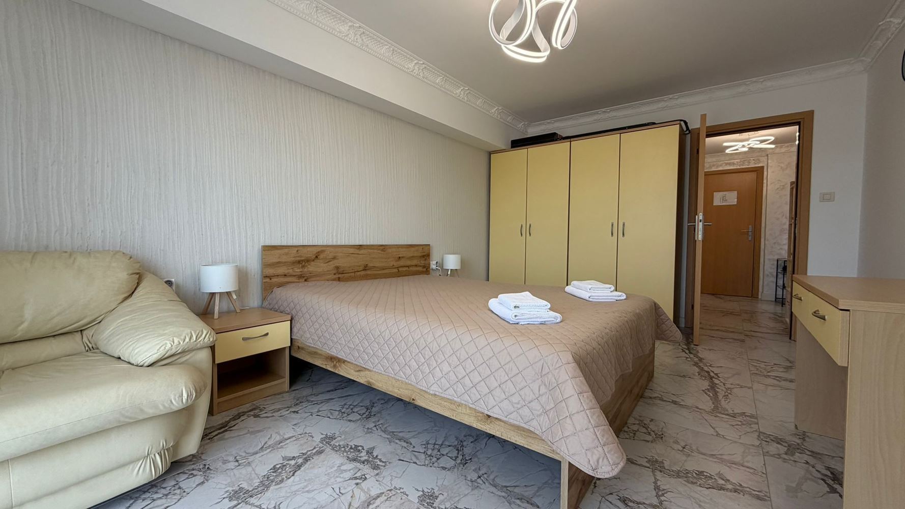 Prostorný dvoupokojový apartmán 300 m od moře ve Slunečném pobřeží – komfort, bezpečí a skvělá investice