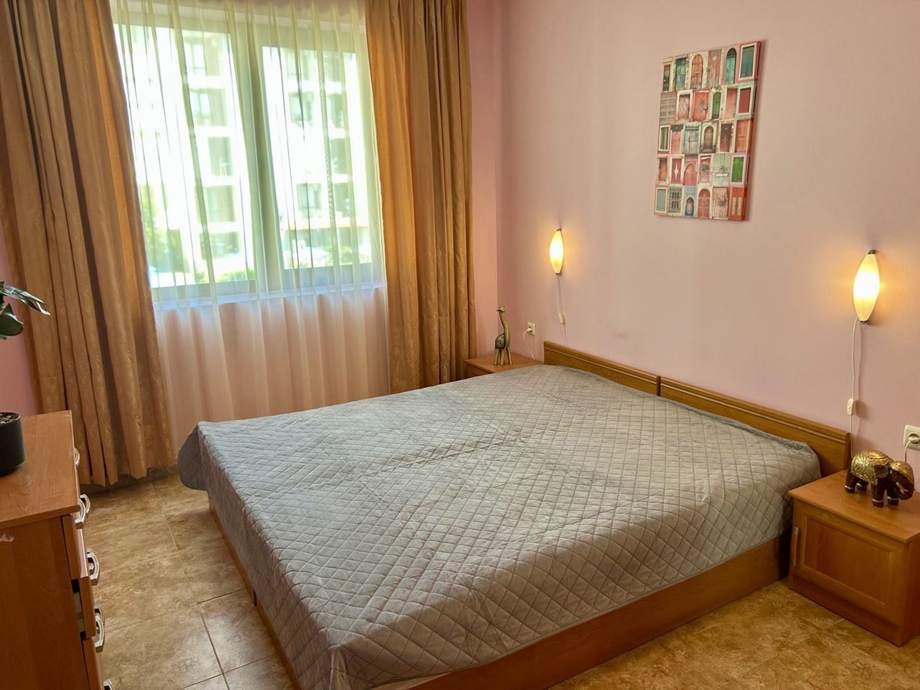 Prostorný apartmán se dvěma ložnicemi a výhledem na bazén v Nesebaru