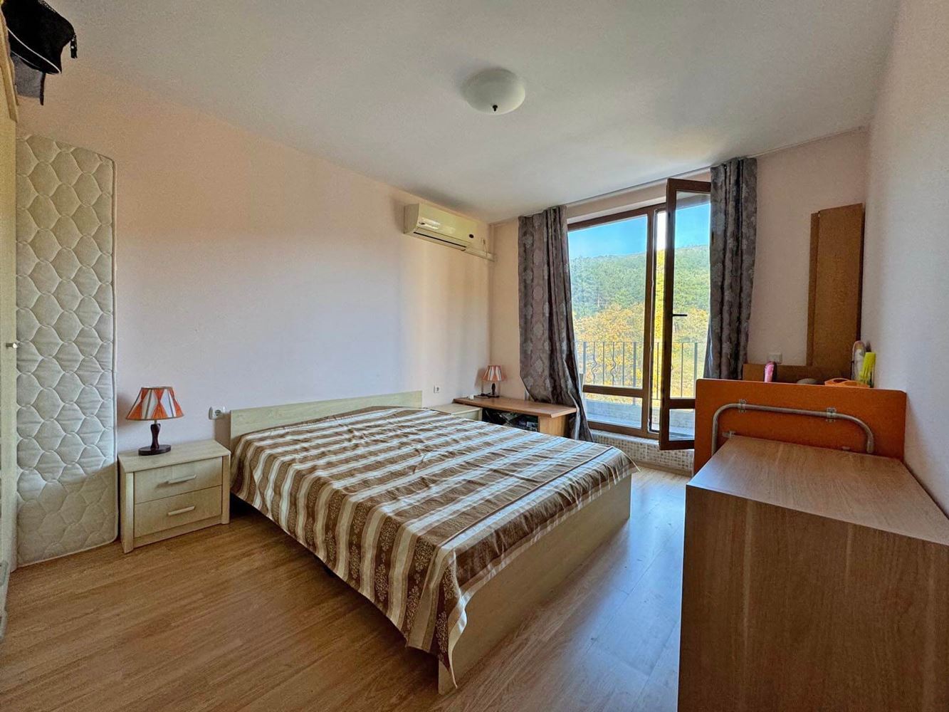 Prostorný apartmán se dvěma ložnicemi s panoramatickým výhledem na moře a hory – připraven k nastěhování