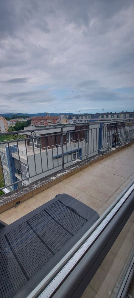 Prostorný apartmán s jednou ložnicí na Slunečném pobřeží – komfort, zeleň a skvělé zázemí v moderním komplexu