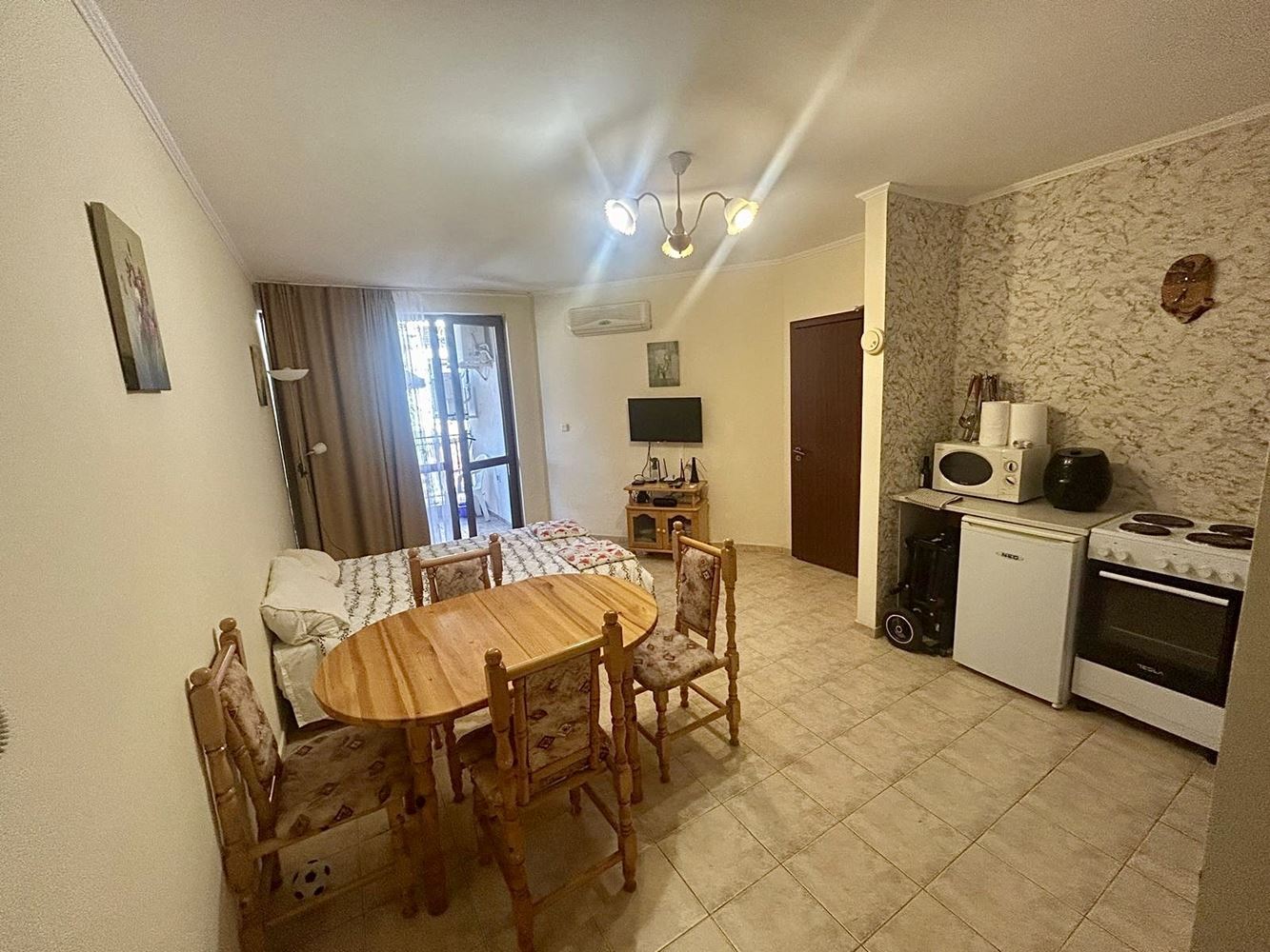 Prostorný apartmán s jednou ložnicí a výhledem do zeleně v Nesebaru – připravený k nastěhování