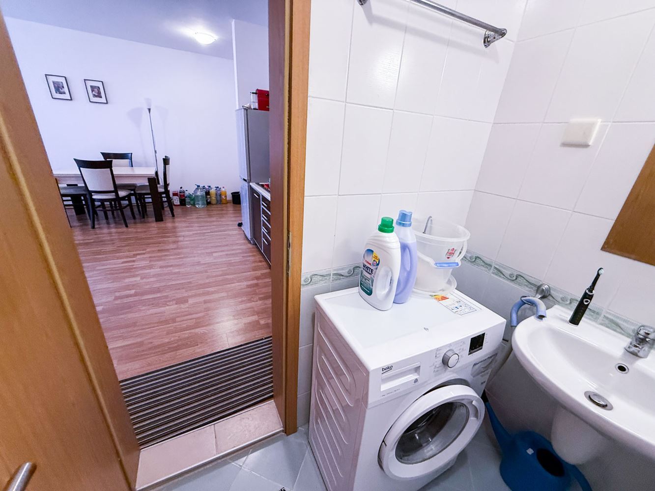 Prostorný byt s jednou ložnicí, soukromou zahrádkou a velkou verandou v komplexu u Aheloje