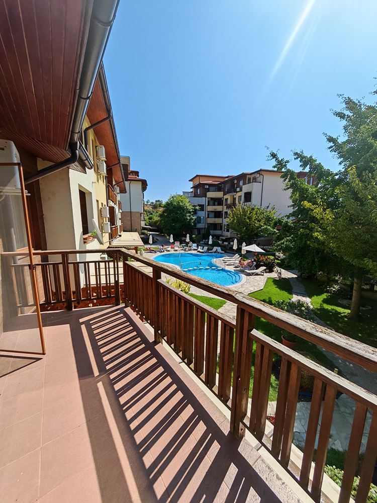 Dvoupokojový byt v první linii ve Sveti Vlasu – prestižní komplex se 7 bazény a SPA