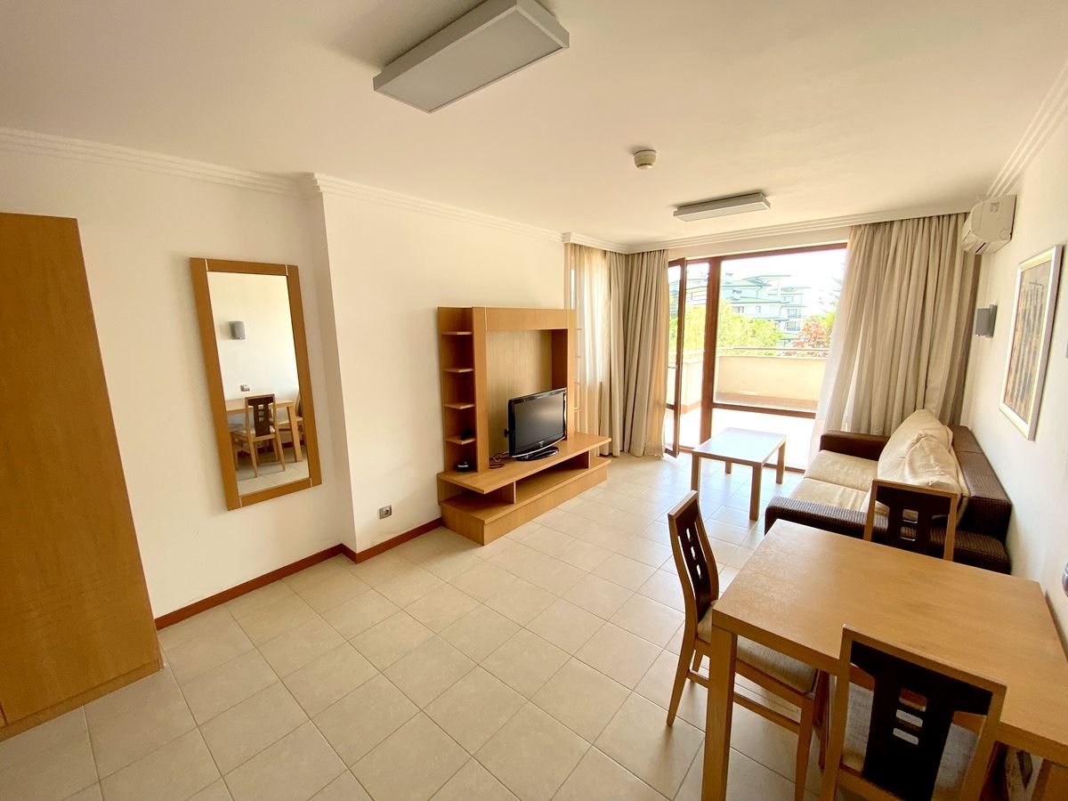 Dvoupokojový byt (s jednou ložnicí) v první linii u moře v Ravda – luxus, příroda a výhled na bazén