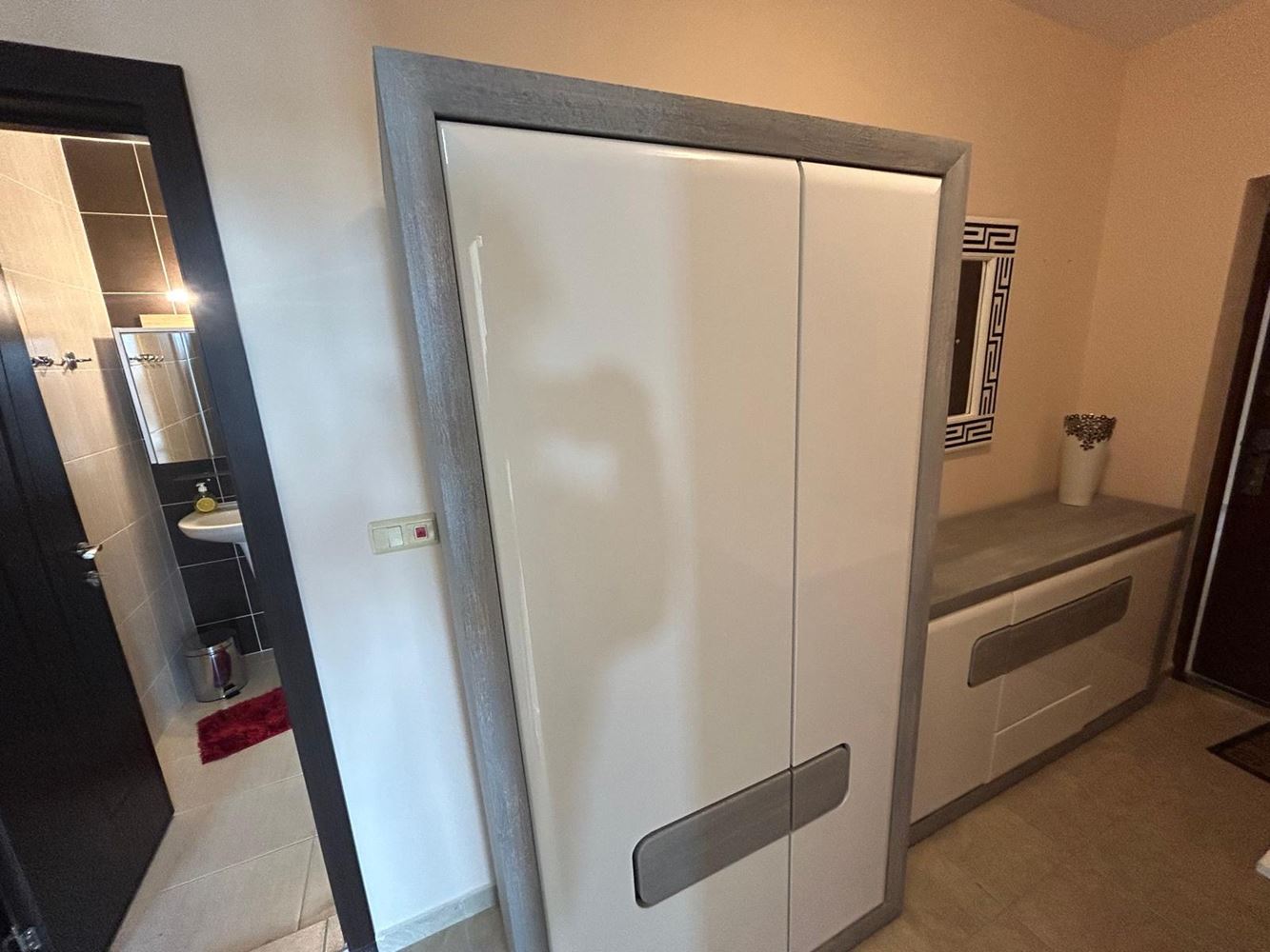 Prostorný apartmán se dvěma ložnicemi a vlastním dvorem v Nesebaru – komfort, klid a výborně udržovaný areál