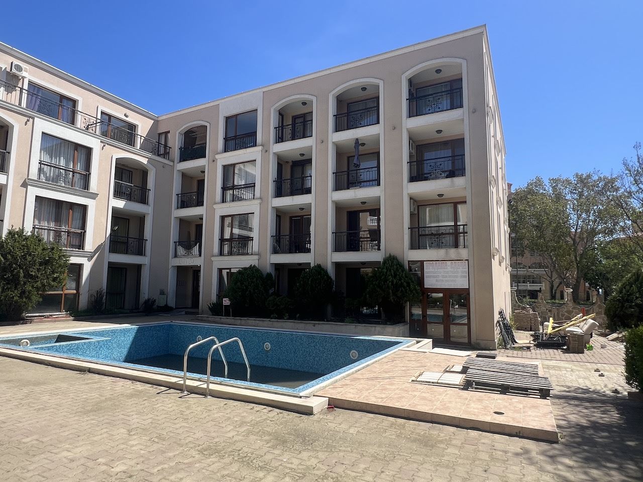 Útulné studio v srdci Elenite – jen pár minut od pláže, v uzavřeném komplexu s bazénem a skvělým zázemím