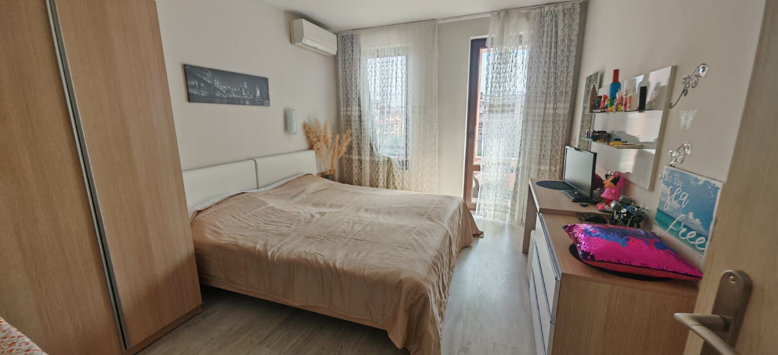 Apartmán se dvěma ložnicemi, výhledem na bazény a částečným výhledem na moře, 200 metrů od pláže ve Sveti Vlas