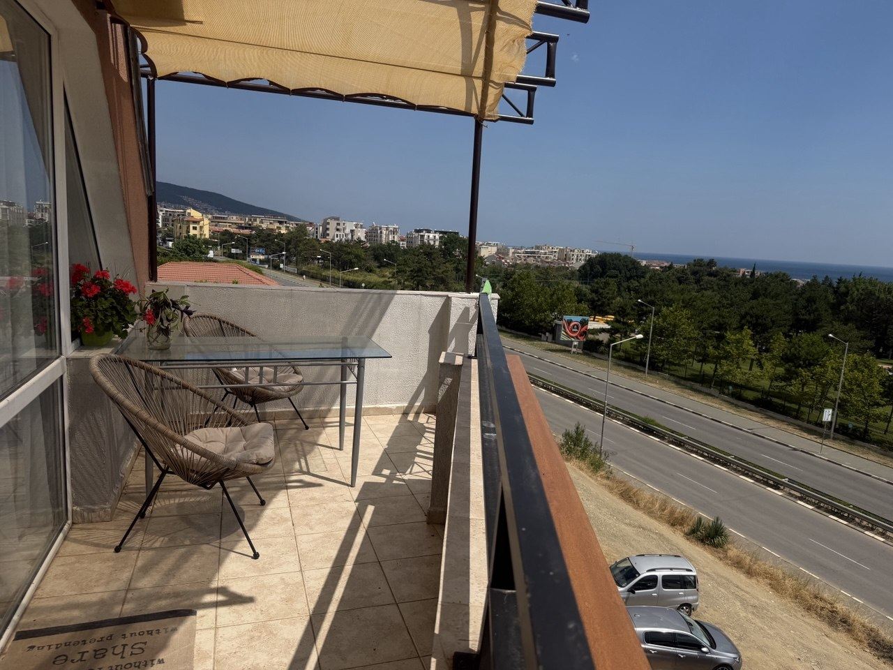Útulný apartmán s jednou ložnicí a výhledem na moře ve Svatém Vlasu – klid, komfort a skvělá investice