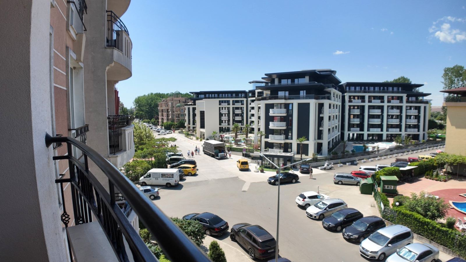 Stylové a prostorné studio v prestižním komplexu na Slunečném pobřeží – komfort a luxus u moře