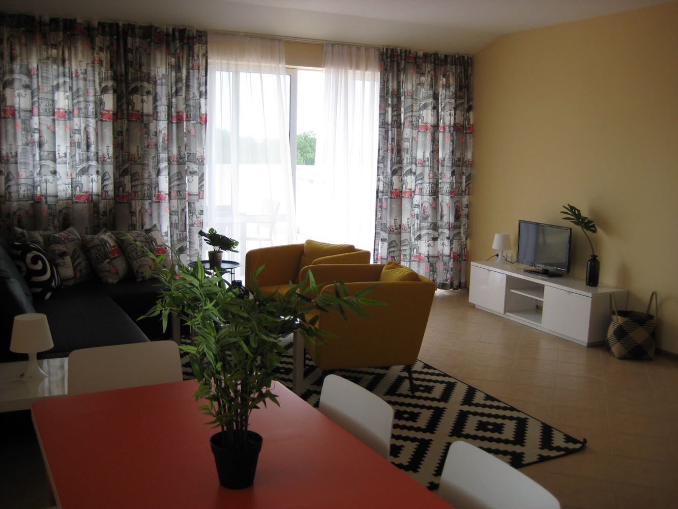 Slunečné pobřeží: Plně zařízený a vybavený apartmán se dvěma ložnicemi ve výborně udržovaném komplexu