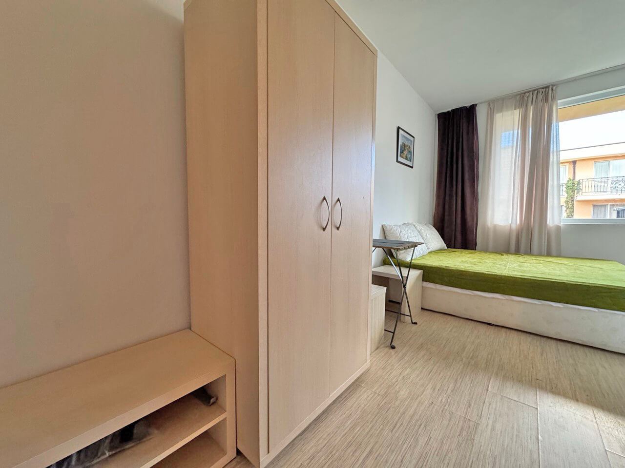 Zařízené studio s výhledem na bazén ve Slunečném pobřeží – vynikající volba pro dovolenou a investici