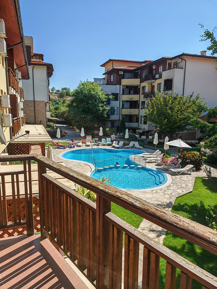 Dvoupokojový byt v první linii ve Sveti Vlasu – prestižní komplex se 7 bazény a SPA