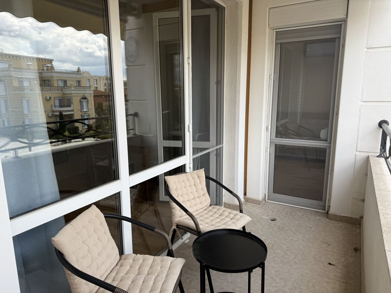 Stylový byt s jednou ložnicí v moderním komplexu v Ravdě – výborná investice blízko moře