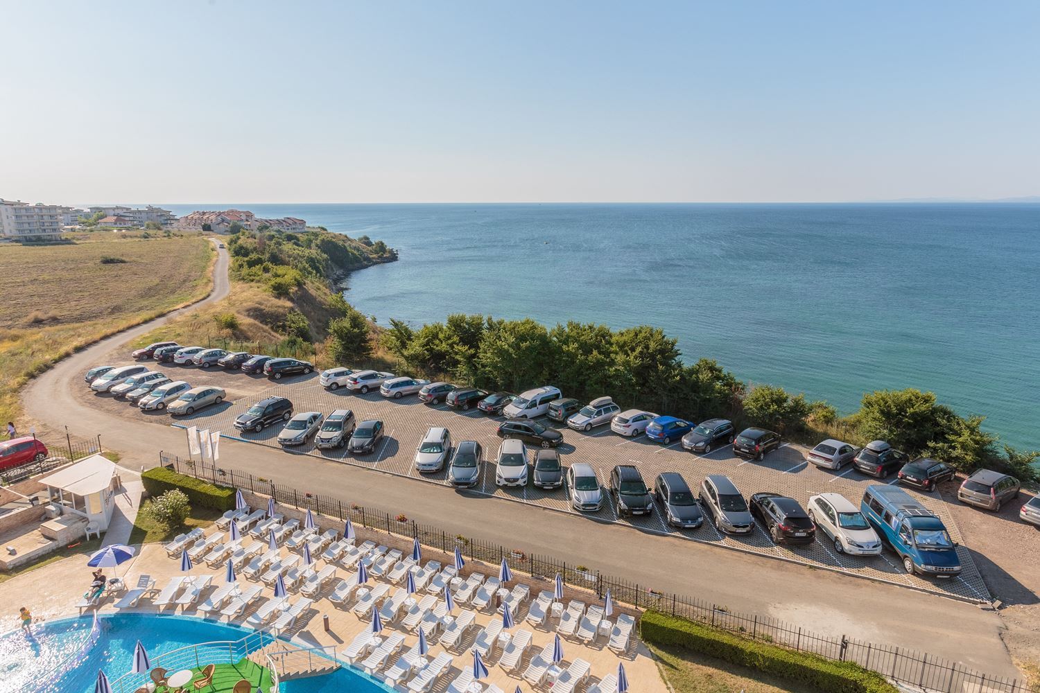 První linie u moře s nádherným panoramatickým výhledem – prostorný byt s jednou ložnicí a dvěma terasami