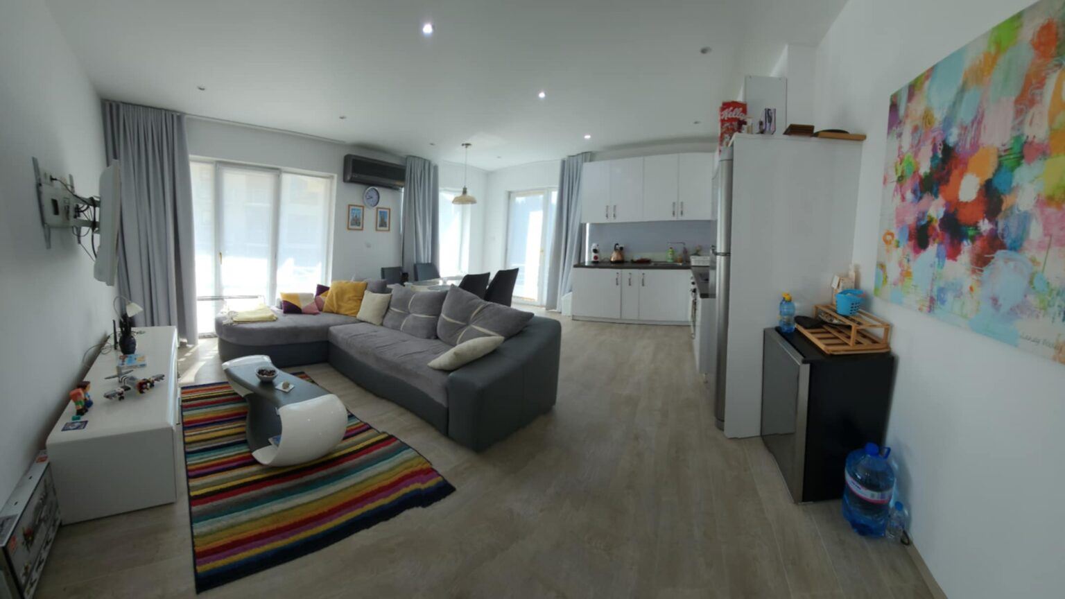 Apartmán se dvěma ložnicemi s výhledem na bazén ve Sveti Vlas – komfort, styl a skvělá lokalita