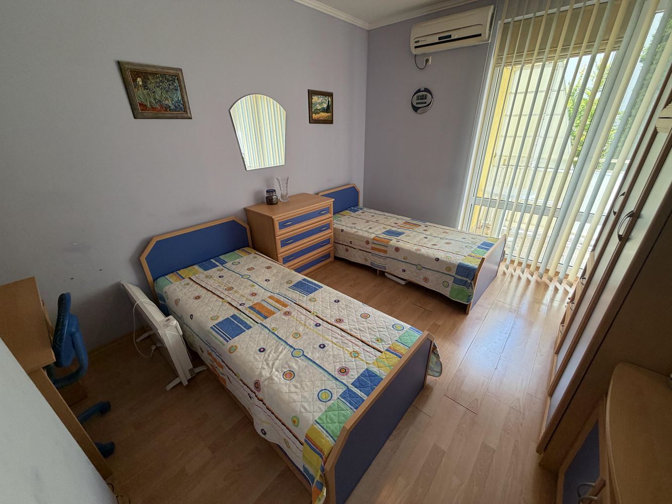 Apartmán s jednou ložnicí, prostornou terasou a výhledem na moře ve Sveti Vlas – 300 metrů od pláže